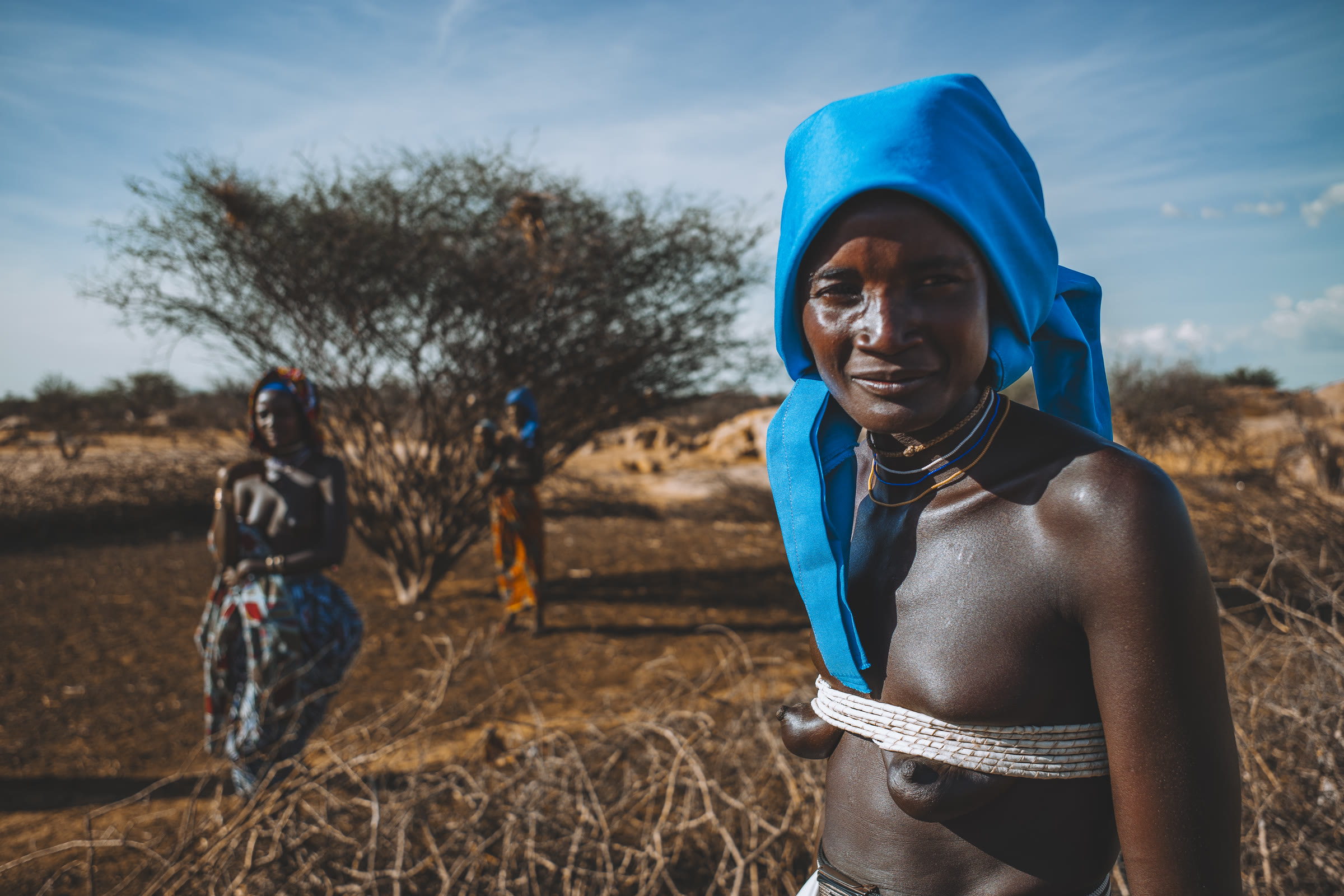 Retrato de uma mulher da comunidade na paisagem do Namibe