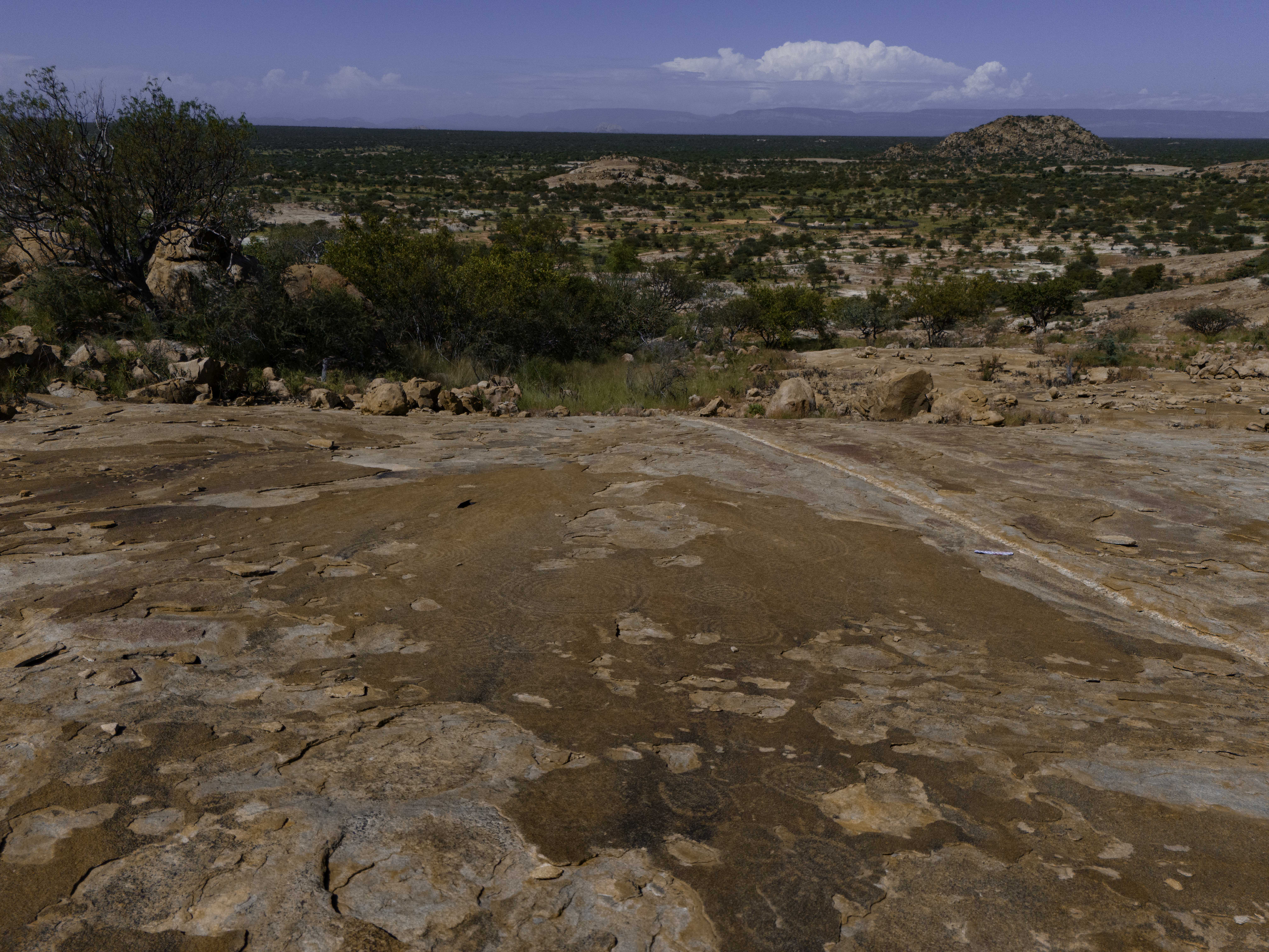 Vista ampla da paisagem rochosa de Tchitundo-Hulo
